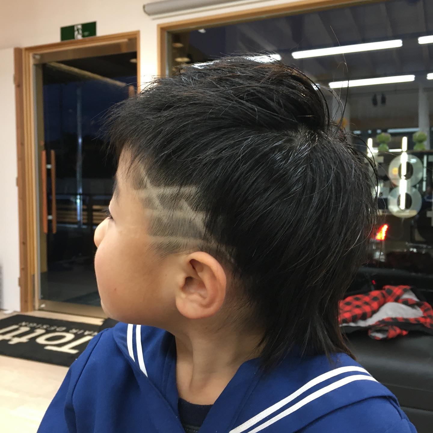 ツーブロックウルフにラインを沢山入れてかっこよく Totti Hair Design