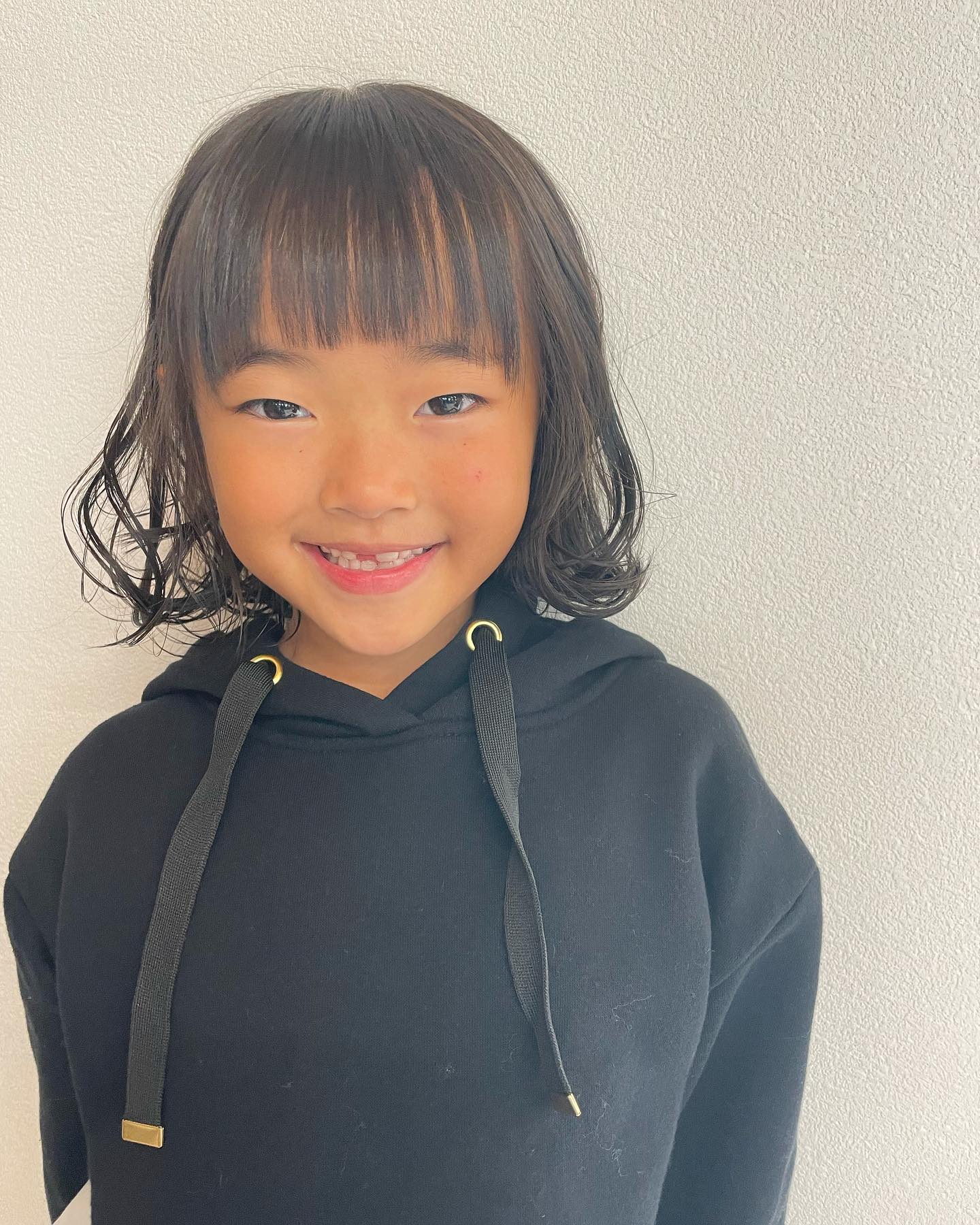 小さな子でもコテで巻くと一気に大人の雰囲気️️可愛い#totti #hair #color #perm #cut #hairstyle #haircolor #hairarrange #stylist #care #carelist #aujua #イルミナカラー #headspa #treatment #美容院