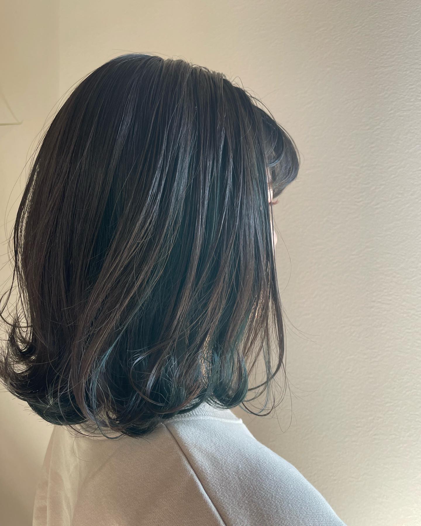 インナーにブルーグリーンを入れたてもキレイだけど落ちてくる感じも楽しい🤩#totti #hair #color #perm #cut #hairstyle #haircolor #hairarrange #stylist #care #carelist #aujua #イルミナカラー #headspa #treatment #美容院