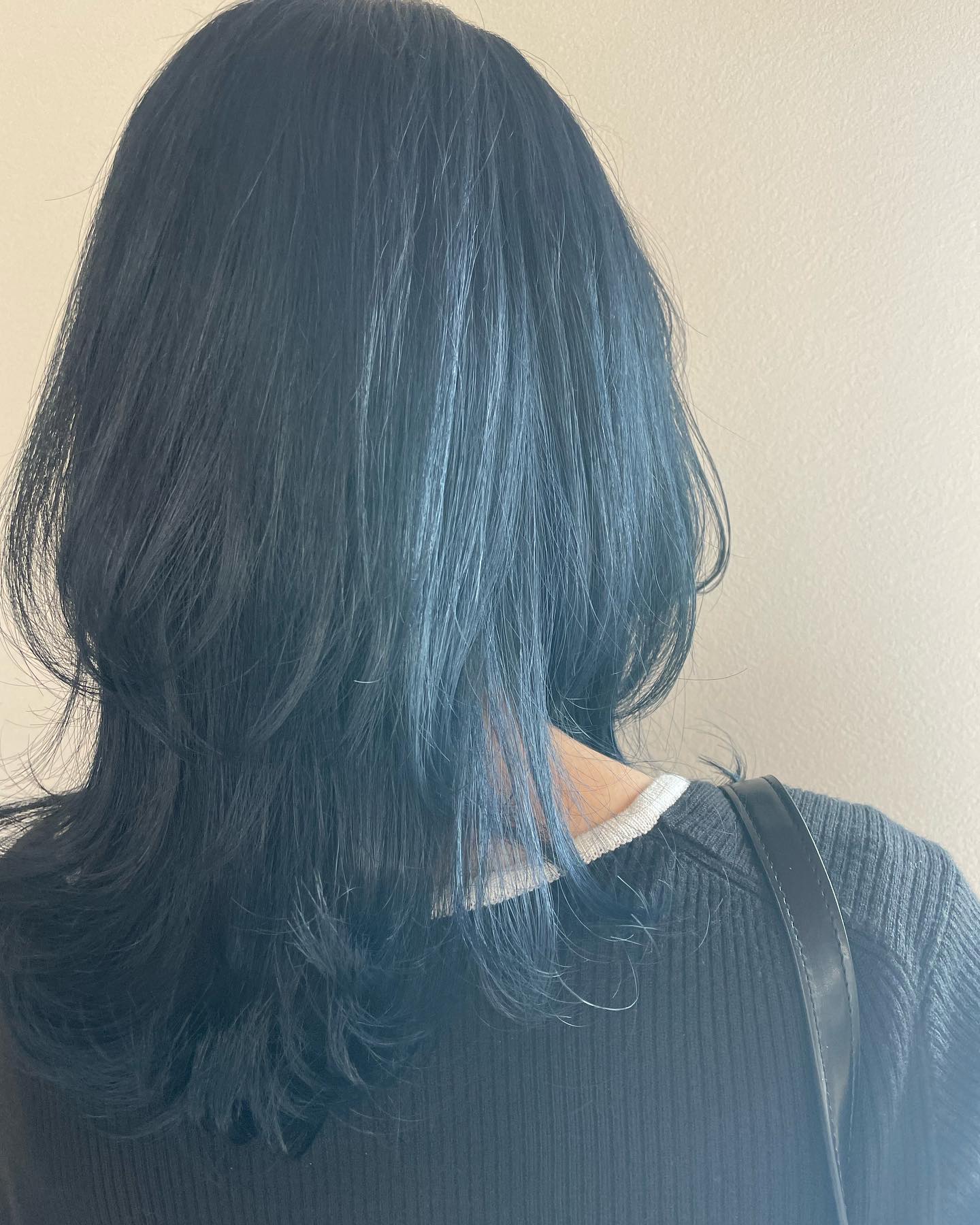 ウルフスタイルにブルーブラックおしゃかわ#totti #hair #color #perm #cut #hairstyle #haircolor #hairarrange #stylist #care #carelist #aujua #イルミナカラー #headspa #treatment #美容院