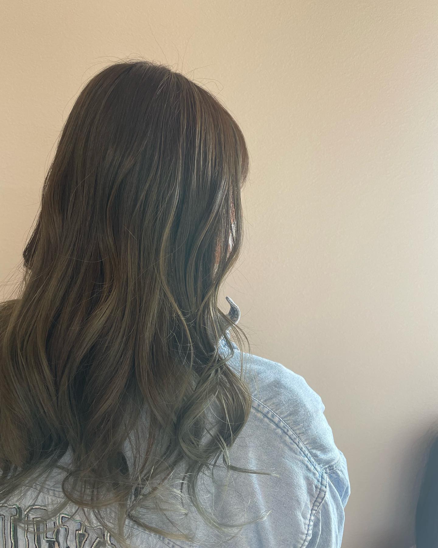 シークレットハイライトバレイヤージュ😎光の加減で見え隠れ️1ヶ月後には見え見え#totti #hair #color #perm #cut #hairstyle #haircolor #hairarrange #stylist #care #carelist #aujua #イルミナカラー #headspa #treatment #美容院