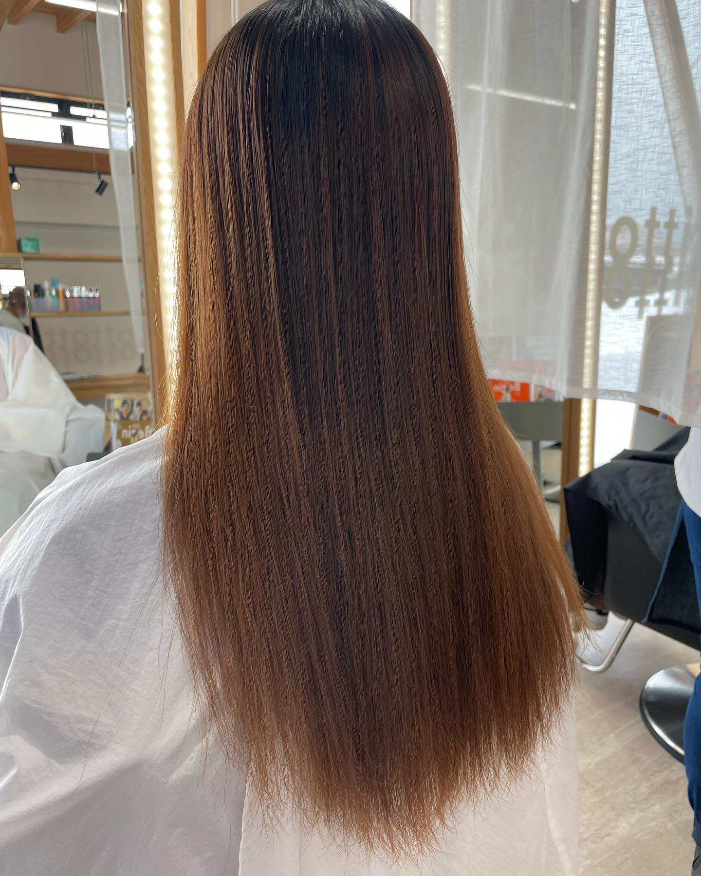 ずっと伸ばし続けていた髪をばっさりとカットしてヘアドネーションをカラーも艶の出るレッドバイオレット系にして良き新年を迎えられますように🥰